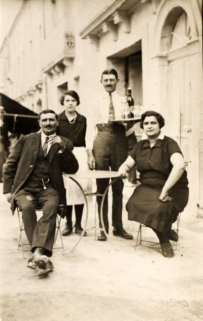 Terrasse du Grand café : debout Marie-Rose Riu, assise Mme Pomarède
