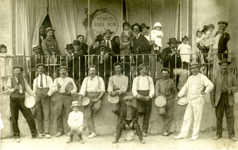 L'équipe de tambourin en 1922, devant le Grand café