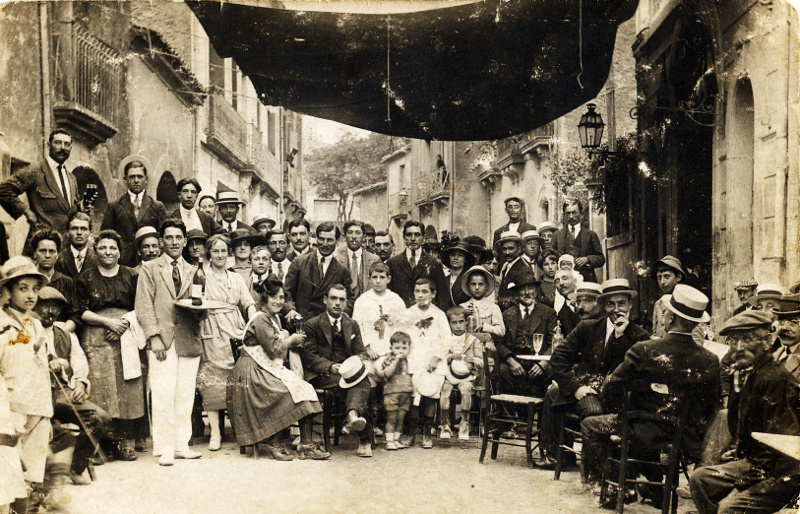 La terrasse du Grand café de Montbazin en 1933