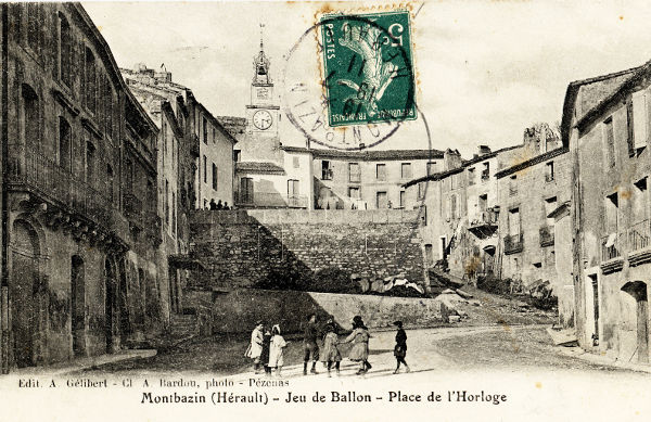 jeu de ballon, place du marché et horloge