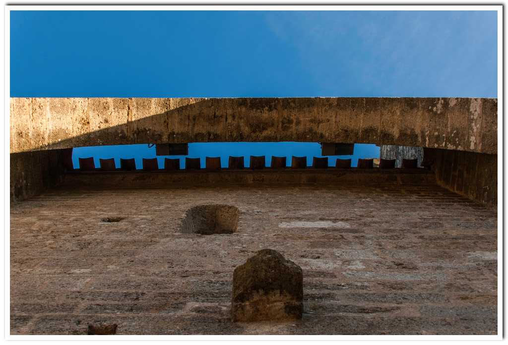 première enceinte : fortification de la porte