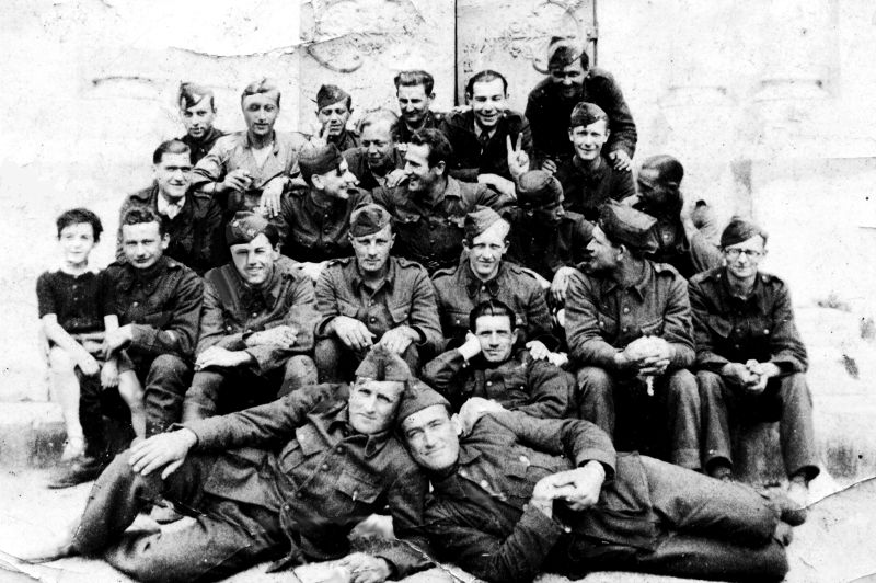 Soldats Belges devant l'église de Montbazin